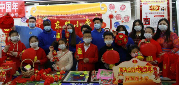 6名外教受邀參加元宵節(jié)文化廟會(huì)，體驗(yàn)中國(guó)傳統(tǒng)民俗