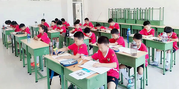 青訓(xùn)團(tuán)不簡(jiǎn)單！練球讀書要雙翼～