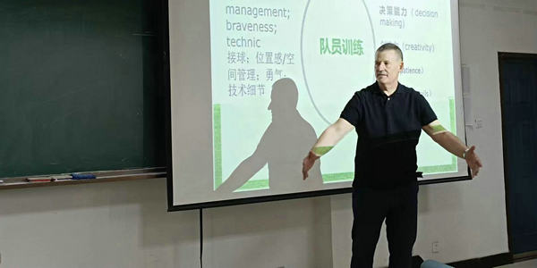 呼和浩特市新城區(qū)校園足球青訓(xùn)營足球教師培訓(xùn)班開講