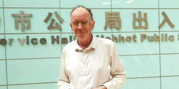 “呼和浩特歡迎你永久居??！”——小倫敦首席外教有了“五星卡”
