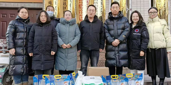 【進(jìn)社區(qū) 送“溫暖”】小倫敦黨支部慰問(wèn)藝苑社區(qū)5戶居民